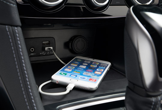 <sg-lang1>USB konektor a konektor pro externí zdroj hudby</sg-lang1><sg-lang2></sg-lang2><sg-lang3></sg-lang3>